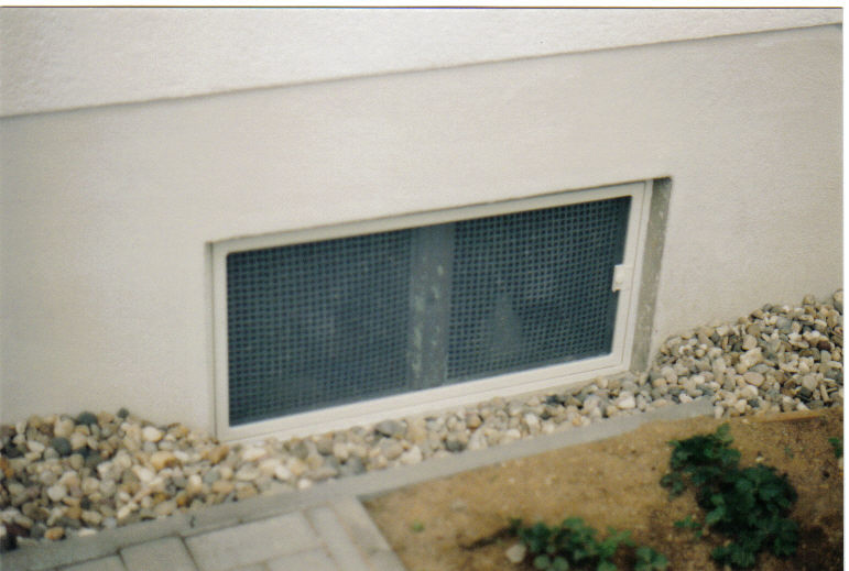 Auch ein Kellerraum kann zu einer gemütlichen Wohnung werden ! Siegel Insektenschutz Kellerfenster